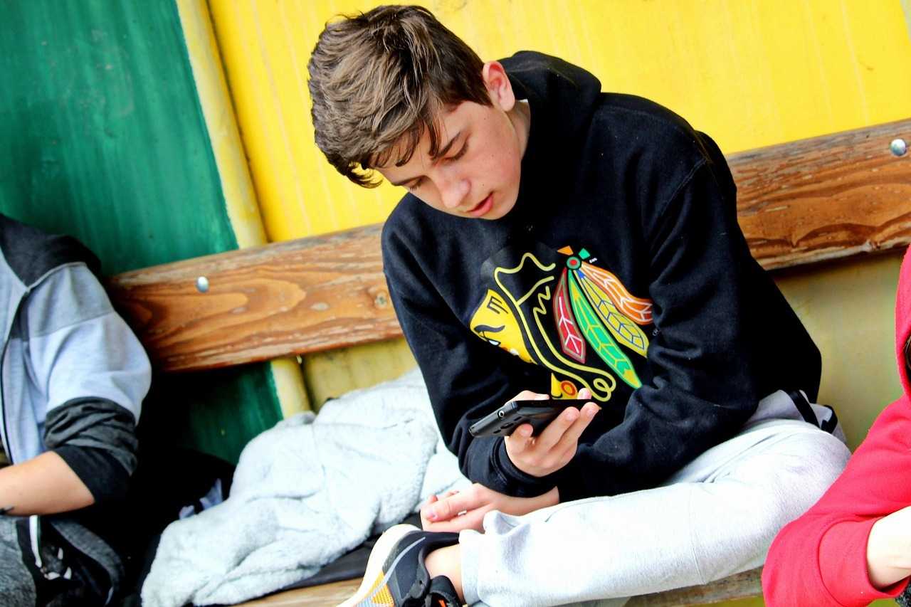 tínedžer s mobilom